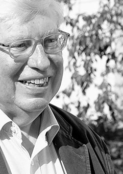 Schwarzweißfoto von Gerhard Ertl mit Brille, lächelnd, im Freien