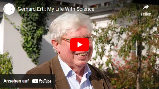 YouTube-Videostandbild mit Gerhard Ertl sprechend vor grüner Hintergrundwand mit Play-Symbol
