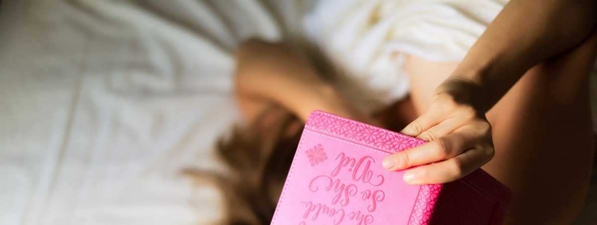 Mein Therapie Tagebuch – Bundle für Psychologie 6 Kindhände halten rosa Tagebuch mit Schriftzug, Psychotherapie und Achtsamkeit