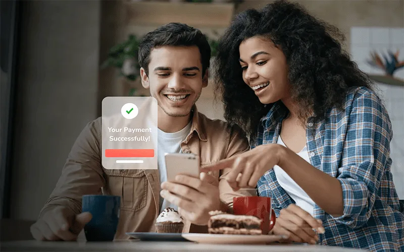 Paar mit Smartphone zeigt erfolgreiche Zahlungsbestätigung 'Your Payment Successfully' beim Online-Shopping