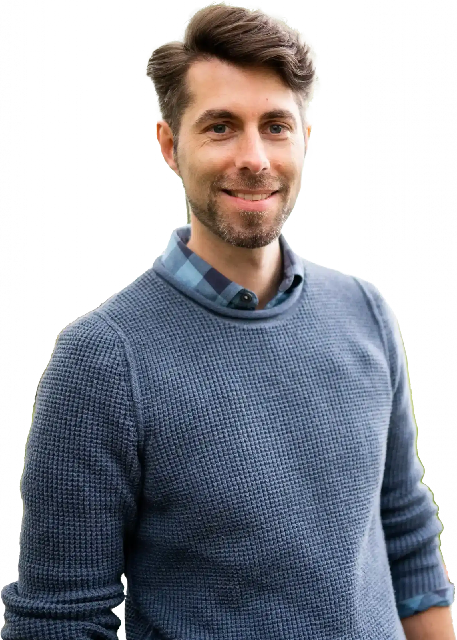 Portrait von Steffen Padberg, Mann mit dunklen Haaren, Bart, blauem Pullover mit Kragen, lächelnd vor weißem Hintergrund