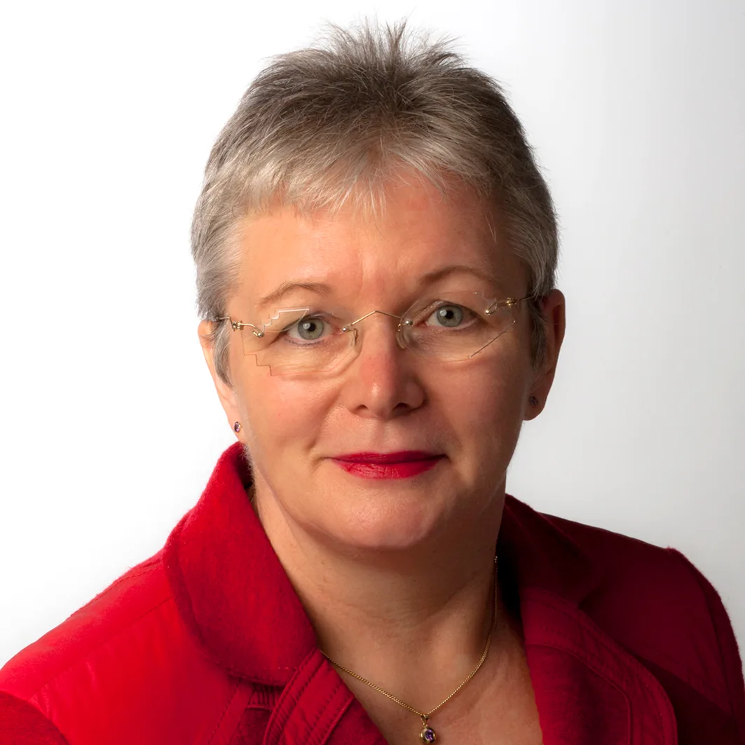 Annett Oehlschläger, Frau mit Brille und rotem Blazer, Profilbild