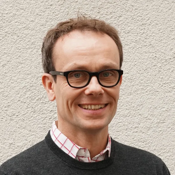 Tom B. Schor, Mann mit Brille und kariertem Hemd, Profilbild