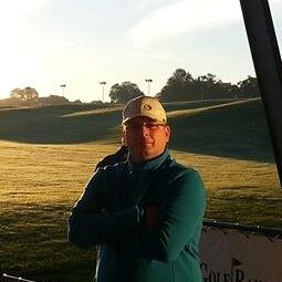Kundenstimme Jens auf Golfplatz mit Kappe, Porträt