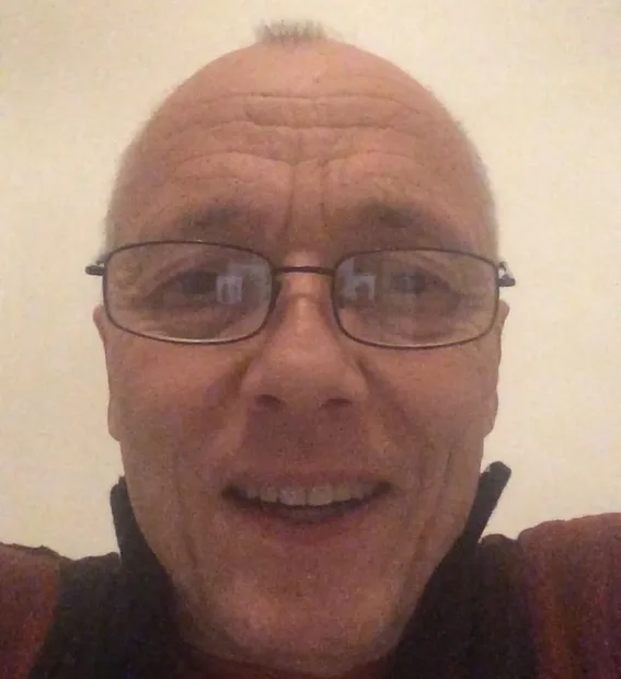 Kundenstimme Karl, Porträt mit Brille, Nahaufnahme Kopfbereich