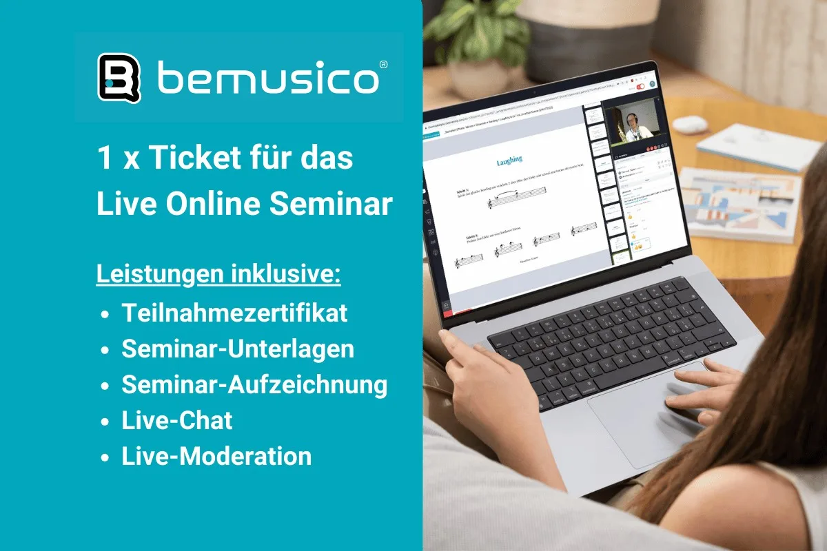 Online-Seminar-Bildschirm mit Laptop, Dokumenten und Dozentin-Video