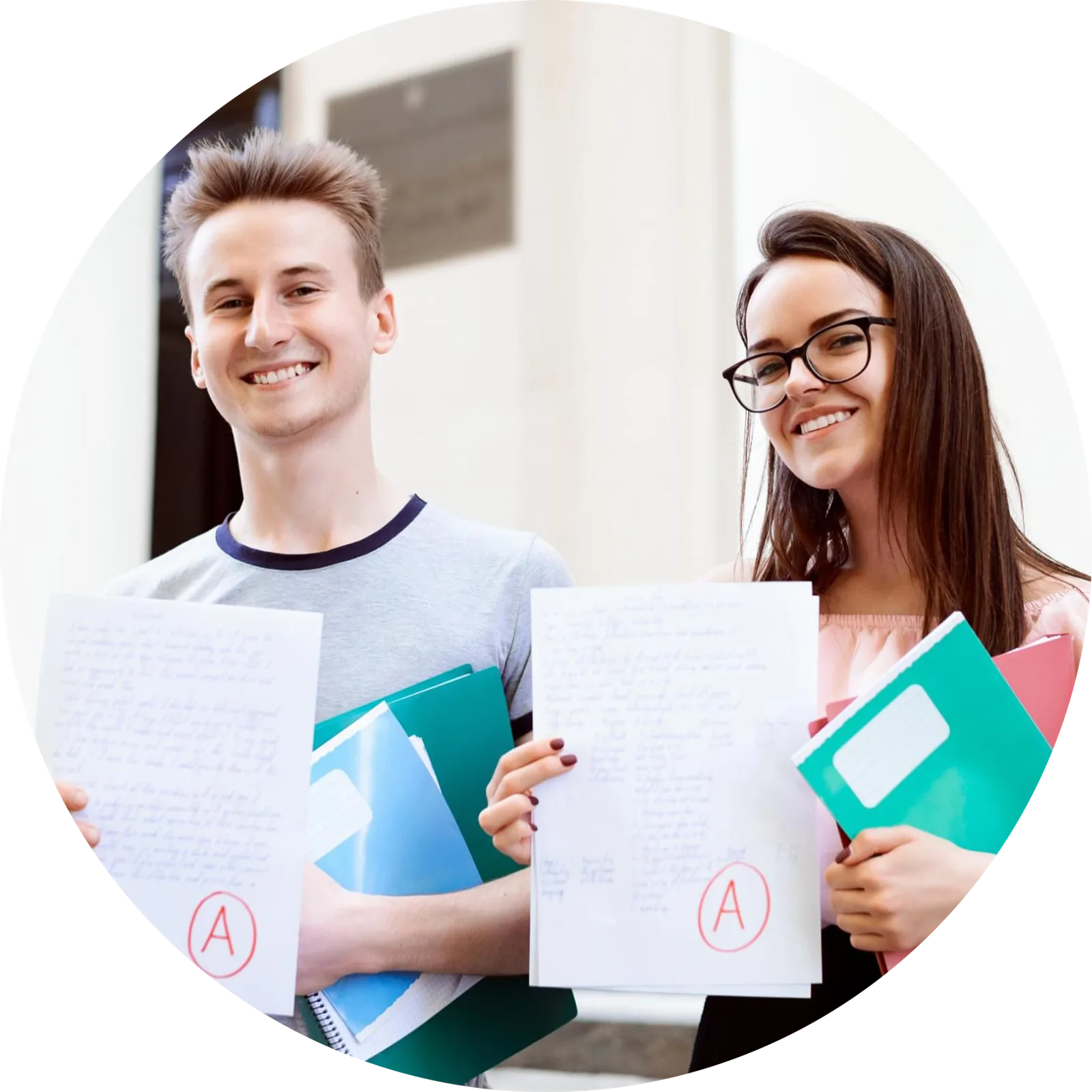 Prüfungsangst Ausbilderschein24 - Zwei lächelnde Studierende mit bestandenen Prüfungen und Noten (A)