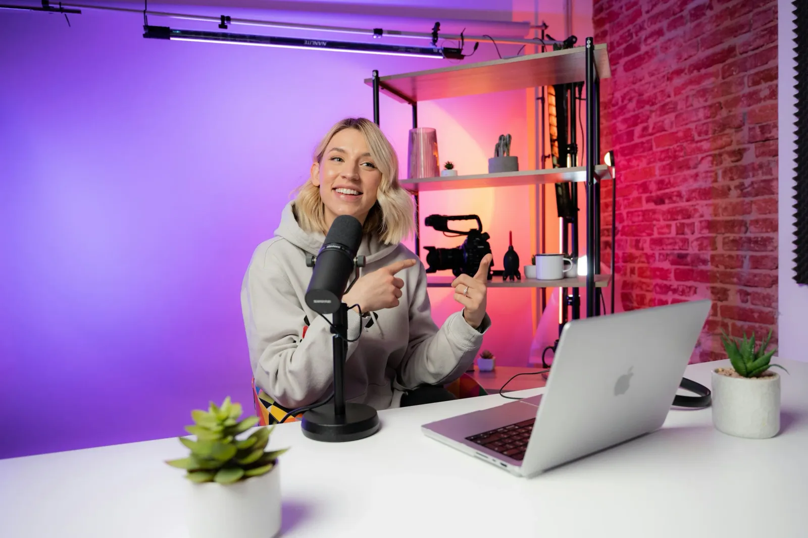 Content Creator im Studio mit Mikrofon, Kamera und LED-Beleuchtung, modern ausgestattet