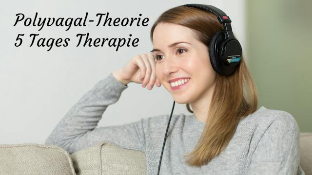 Junge Frau mit Kopfhörern lächelnd, Polyvagal-Theorie 5-Tages-Therapie