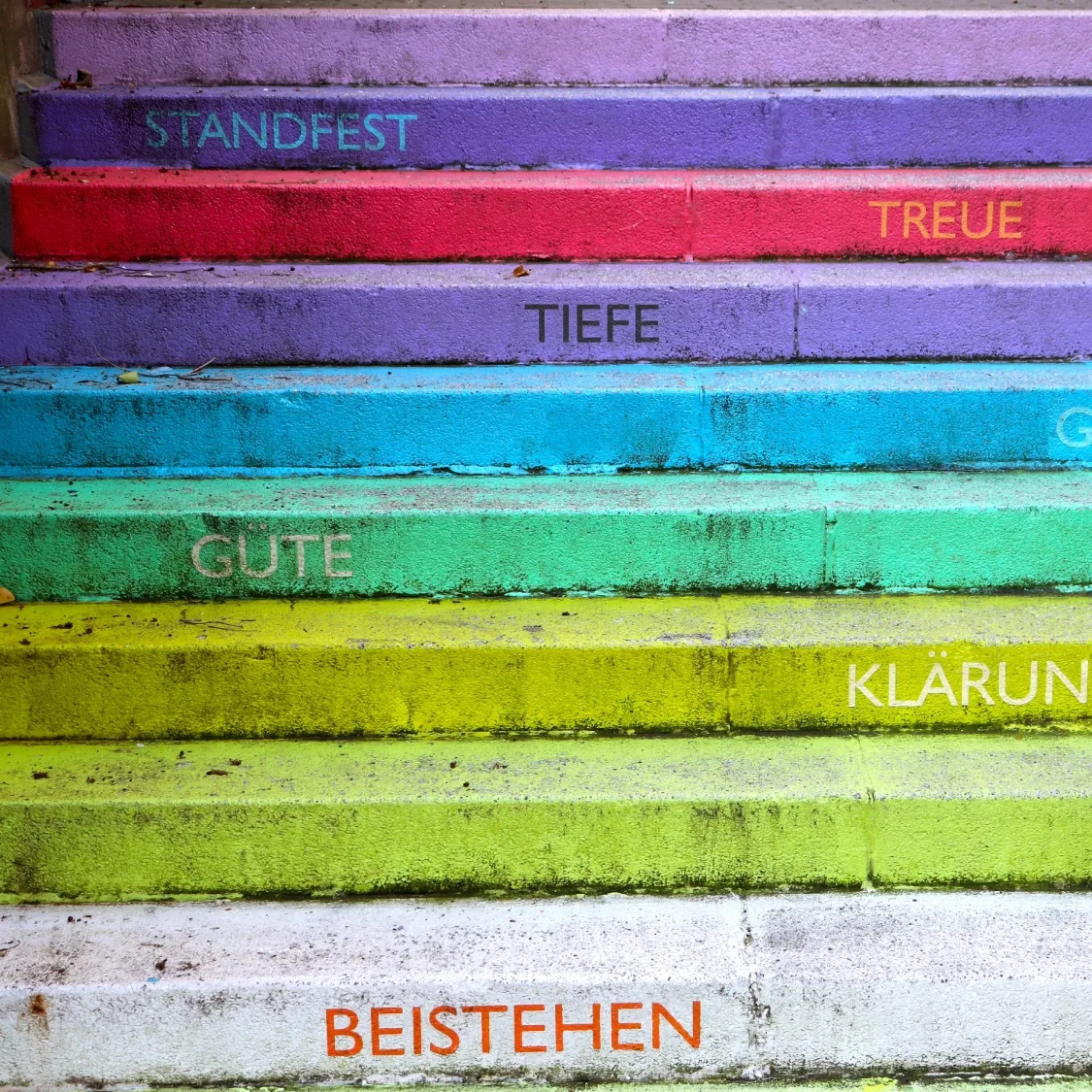 Meridiane und Gesundheit – Videokurs zur Energiearbeit 6 Farbige Treppenstufen mit deutschen Wörtern und Motivationstext