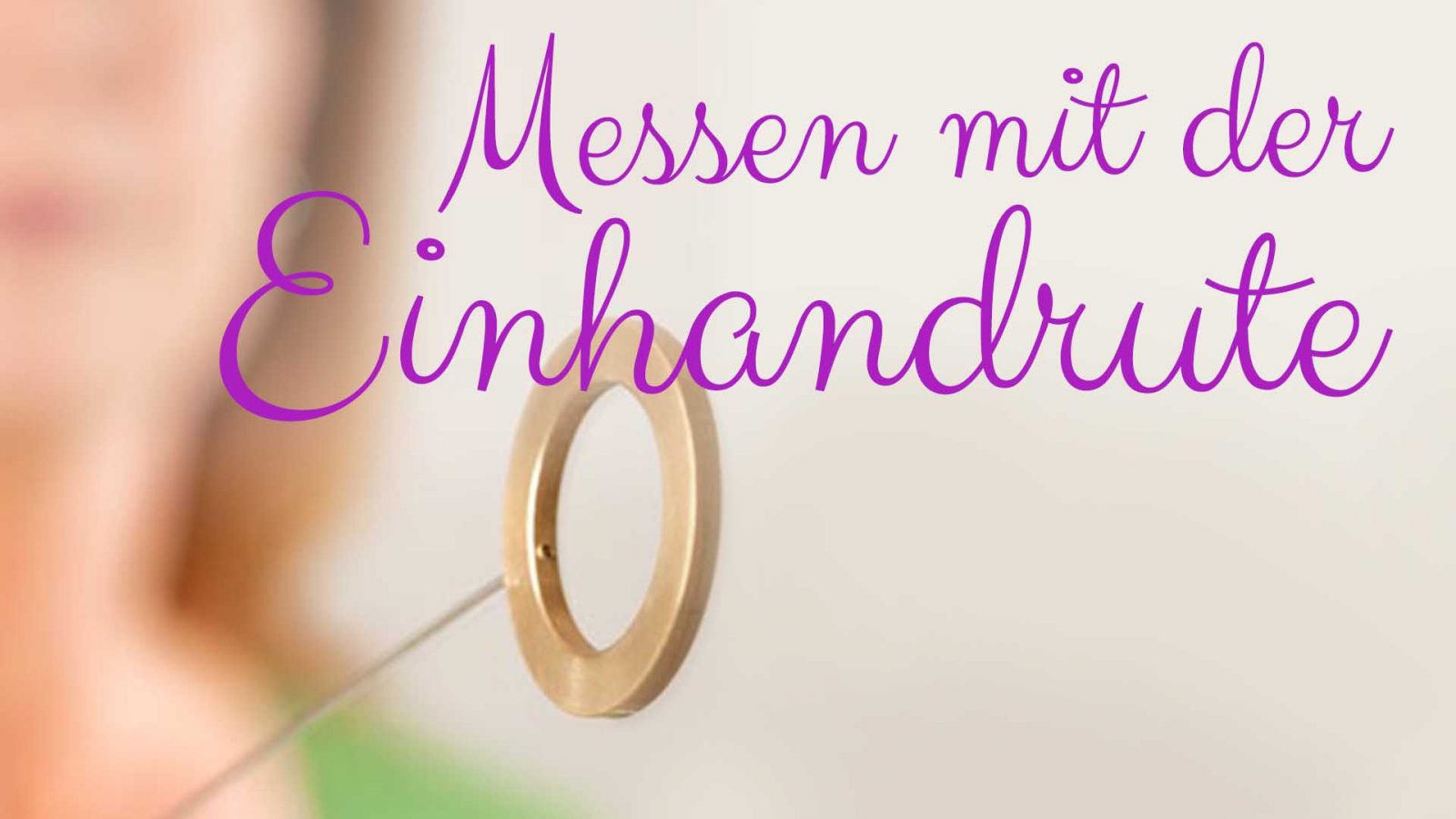 Messen mit der Einhandrute – Videokurs zum Rutengehen 6 Holzring mit Text "Messen mit der Einhandrute" in lila Schrift