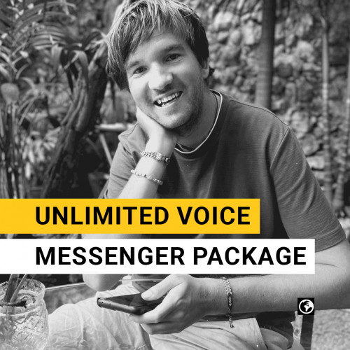 Lächelnder Mann mit Headset hält Smartphone, Unlimited Voice Messenger Package Text auf gelbem Balken