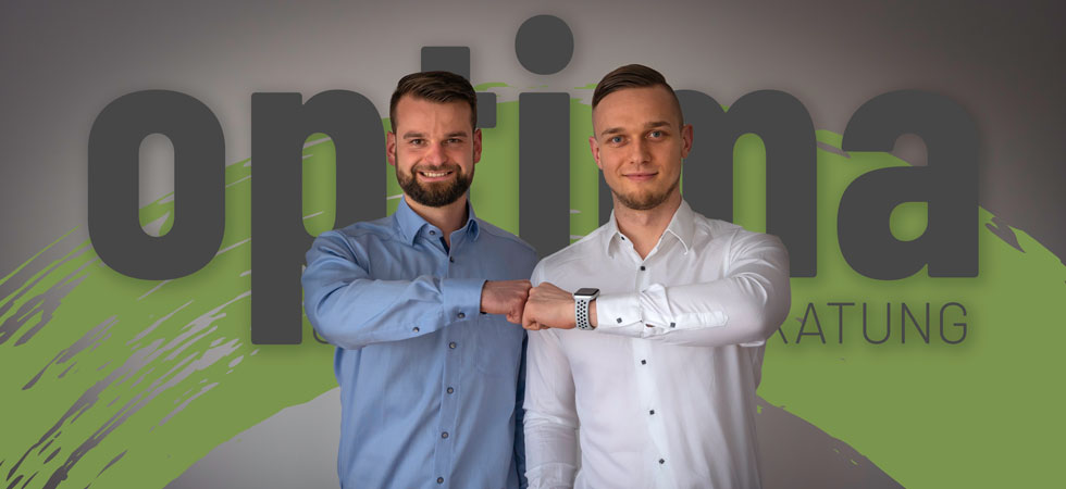 Zwei männliche Berater vor optima Gesundheitsberatung Logo, Über-uns-Sektion