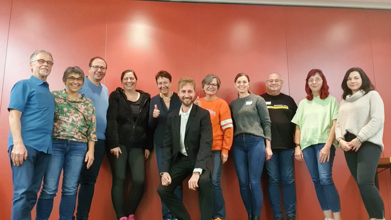 Zwölf Personen Gruppenfoto vor roter Wand – Kursgruppe MET Einsteigerkurs Franke Akademie