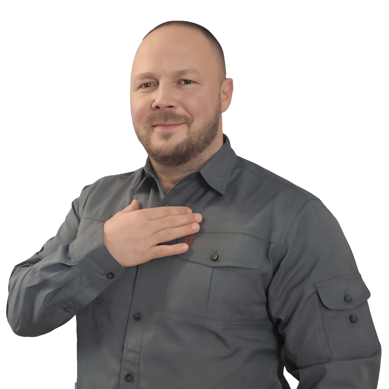 Portrait des Trainers Manuel im grauen Hemd mit Hand auf Brust, freigestellt