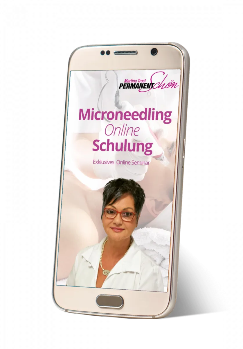 Smartphone-Mockup zeigt Online Schulung Microneedling mit Kursleiterin Martina Trost