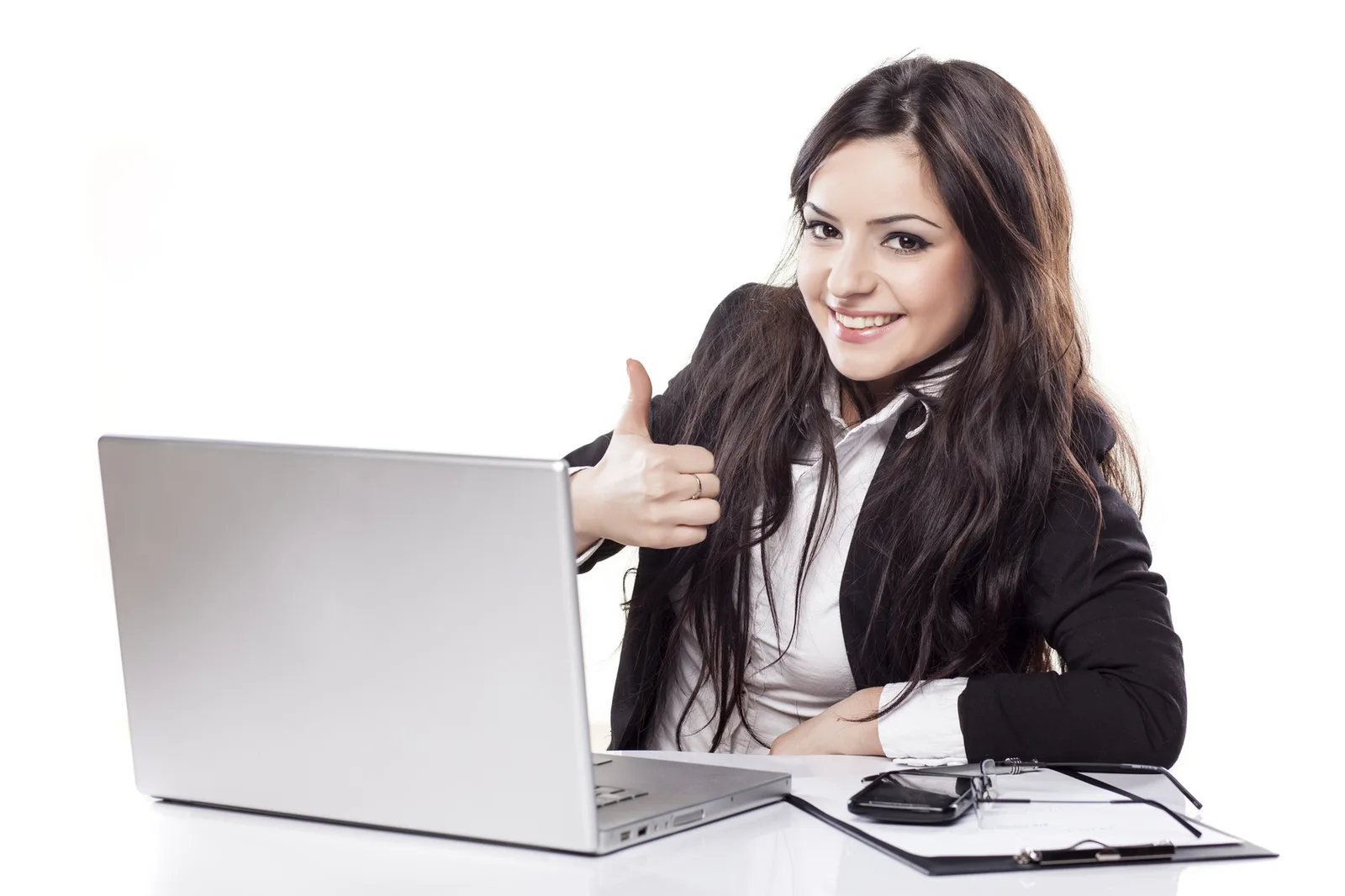 Frau mit Laptop und Headset zeigt Daumen hoch für Webinar-Tipps