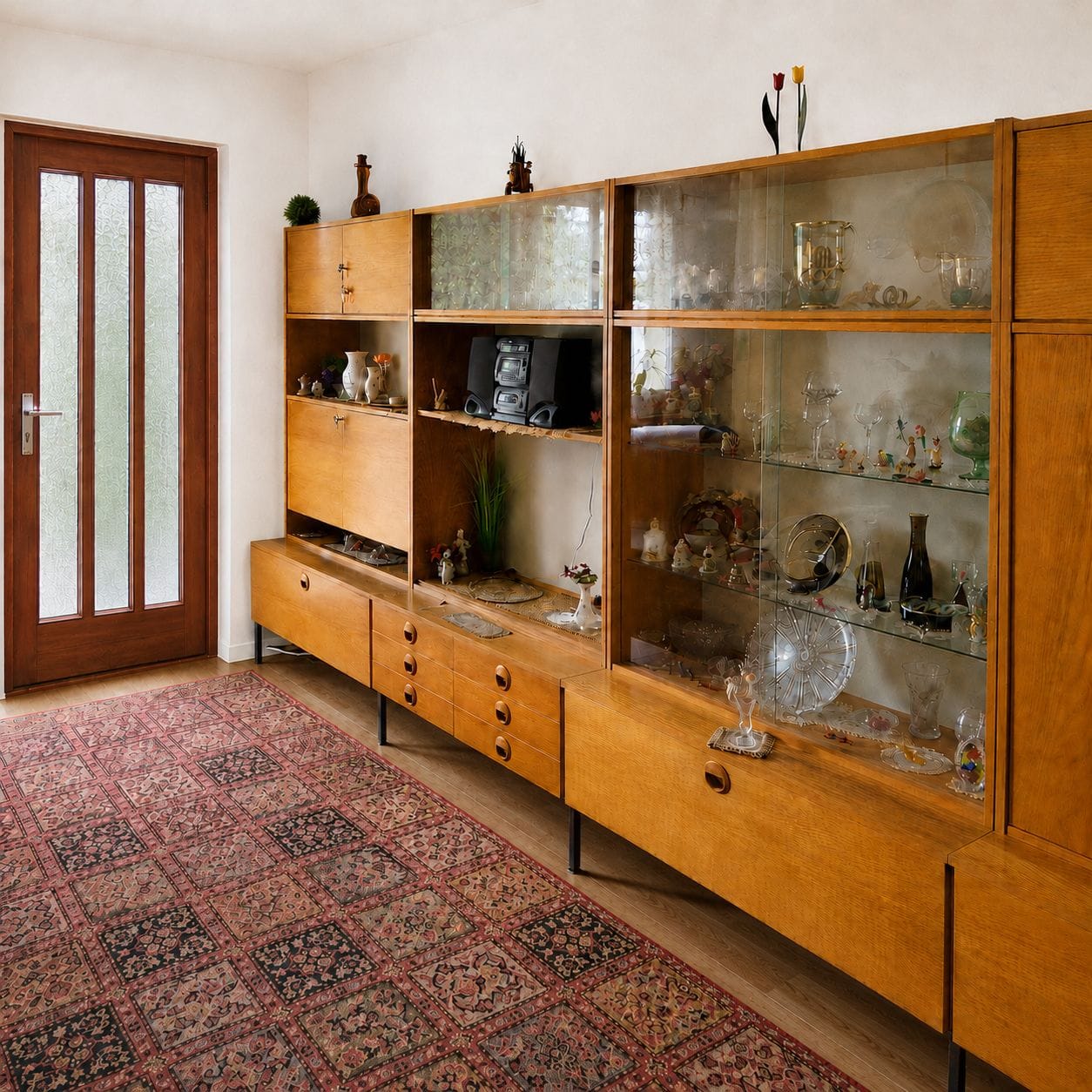 Vintage Möbelwerk Hellerau Sideboard aus Holz mit Glastüren, Vitrinenschrank mit Sammelgegenständen