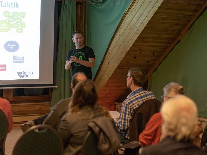 Lars Pilawski präsentiert Marketing-Taktiken auf Seminar in Berlin vor Publikum mit Beamer-Präsentation