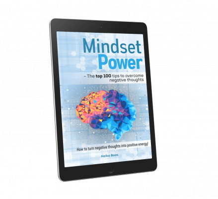 Tablet-Mockup des E-Books Mindset Power mit buntem Gehirn-Grafik und Buchtitel