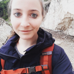 Testimonial Porträt Hanna Braun in Outdoor-Kleidung