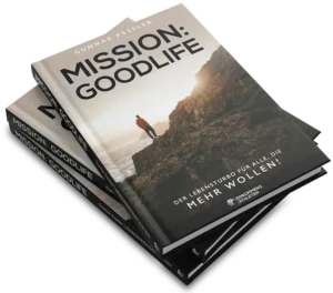 Buchstapel Mission: Goodlife von Gunnar Kessler mit beigefarbenem Cover und Berglandschaft