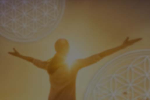 Figur mit ausgebreiteten Armen in goldenem Licht mit Blumenblüten-Mandala
