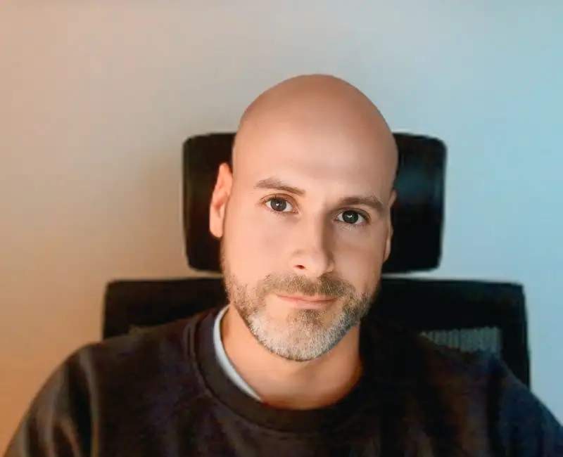 Mit Umfragen lukrativ Geld verdienen – E-Book zum Nebeneinkommen 5 Profilbild eines Mannes mit Glatze und Bart vor blauem Hintergrund