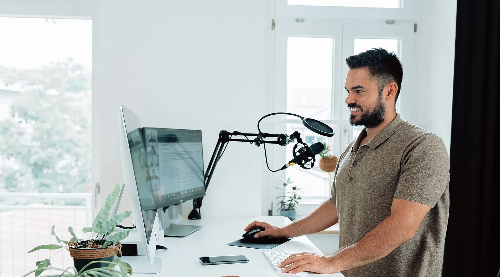 Modernes Projektmanagement – Nachschlagewerk zu Scrum und Kanban 3 Mann arbeitet an Computern im modernen Büro mit großem Fenster und Zimmerpflanze