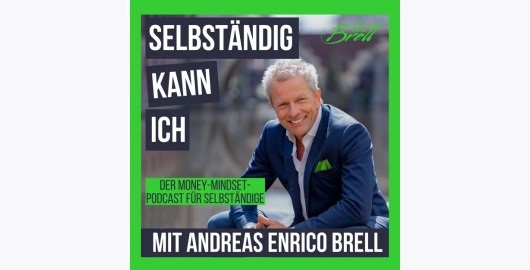 Podcast-Cover Selbstständig kann ich mit Andreas Enrico Brell, Mann im blauen Sakko auf grünem Hintergrund