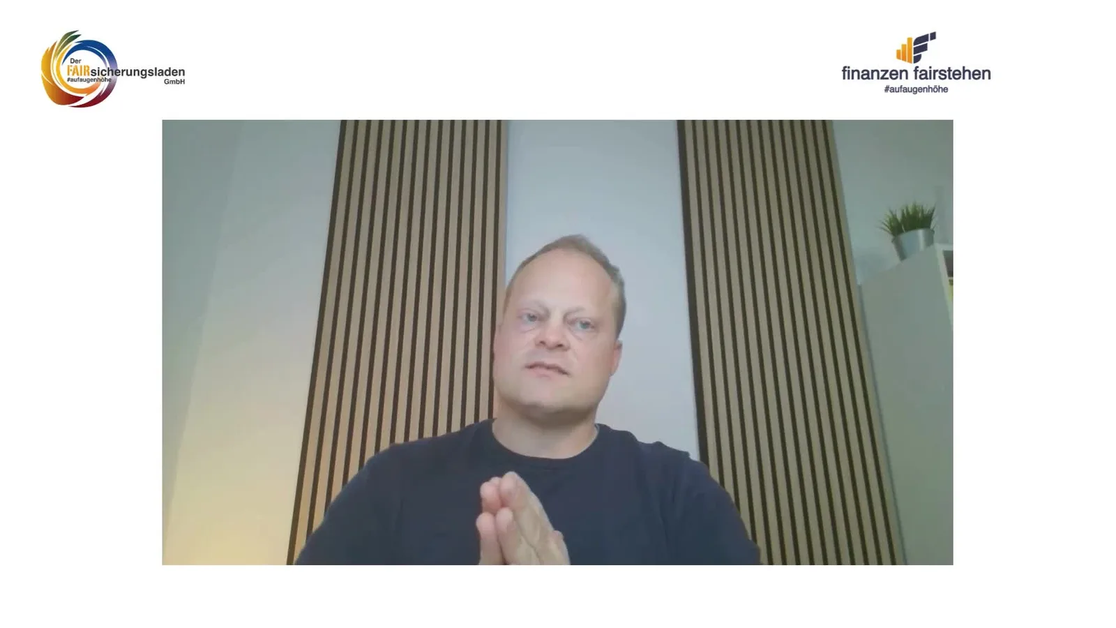 Trainer mit Unternehmenslogos von Der FAIRsicherungsladen und finanzen fairstehen im professionellen Büroumfeld