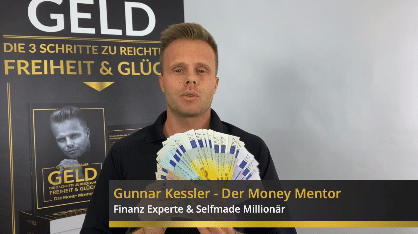 Gunnar Kessler als Money Mentor mit Geldschein-Fan vor GELD-Buch, Titel Die 3 Schritte zu Reichtum Freiheit & Glück