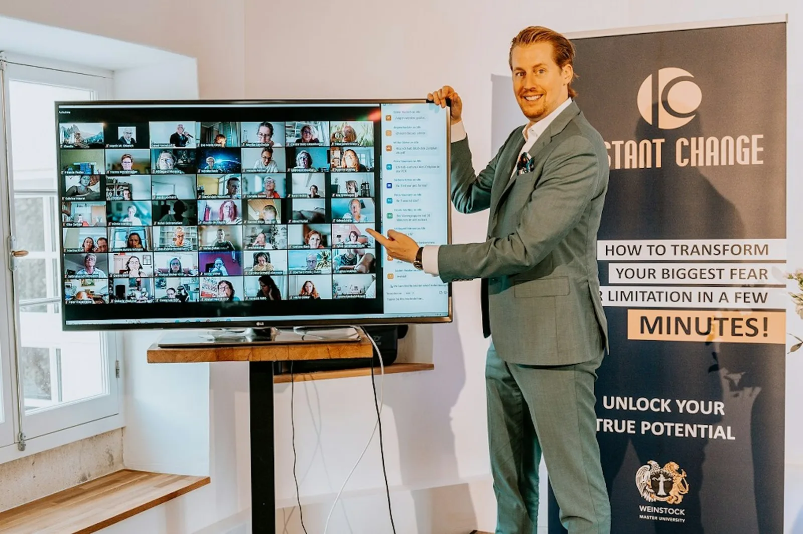Daniel Weinstock zeigt Monitor mit Online-Teilnehmern, Start Change Branding