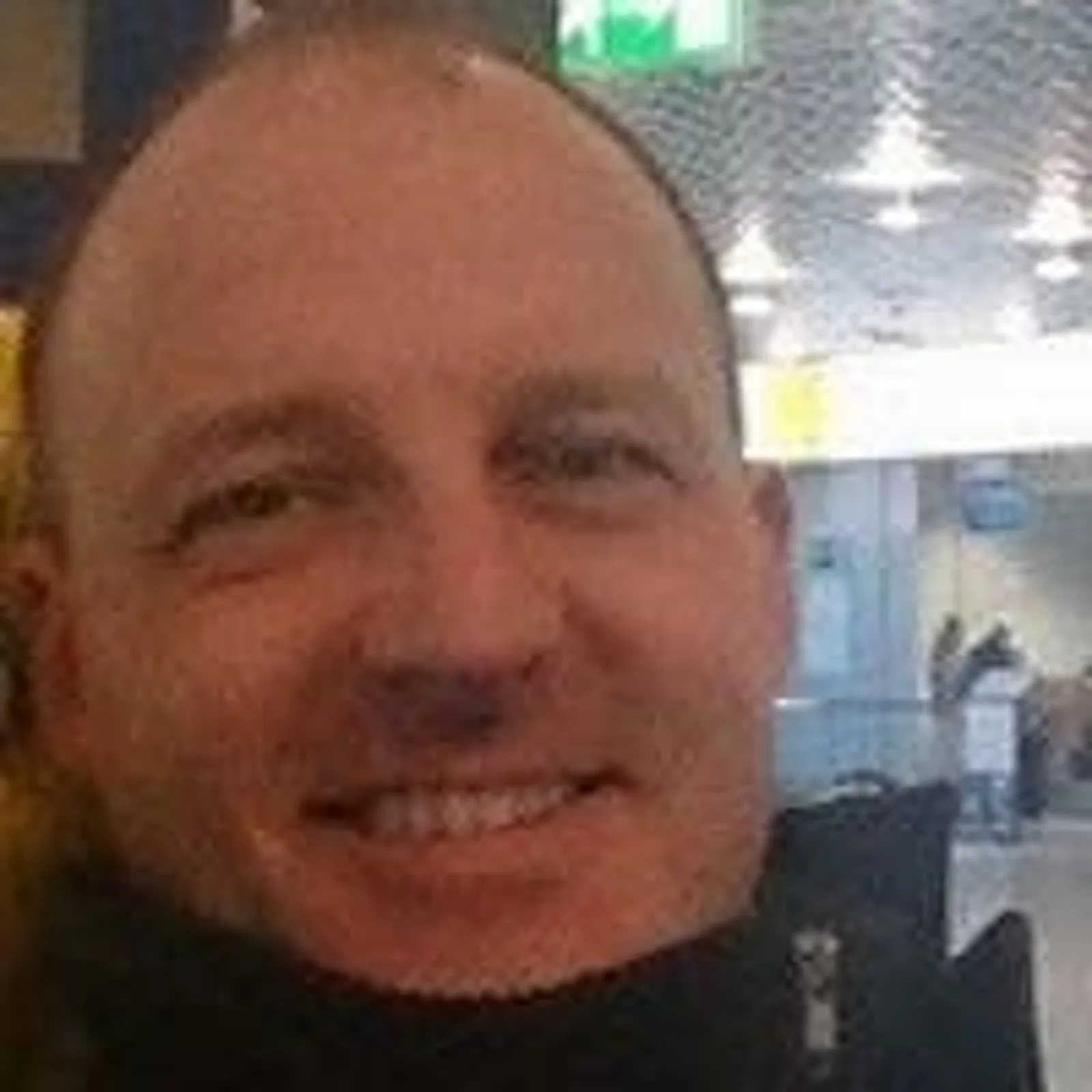 MONEY³ Mentoring – Coaching fürs Geld-Mindset von Daniel Weinstock 13 Porträt eines Mannes mittleren Alters im Innenraum