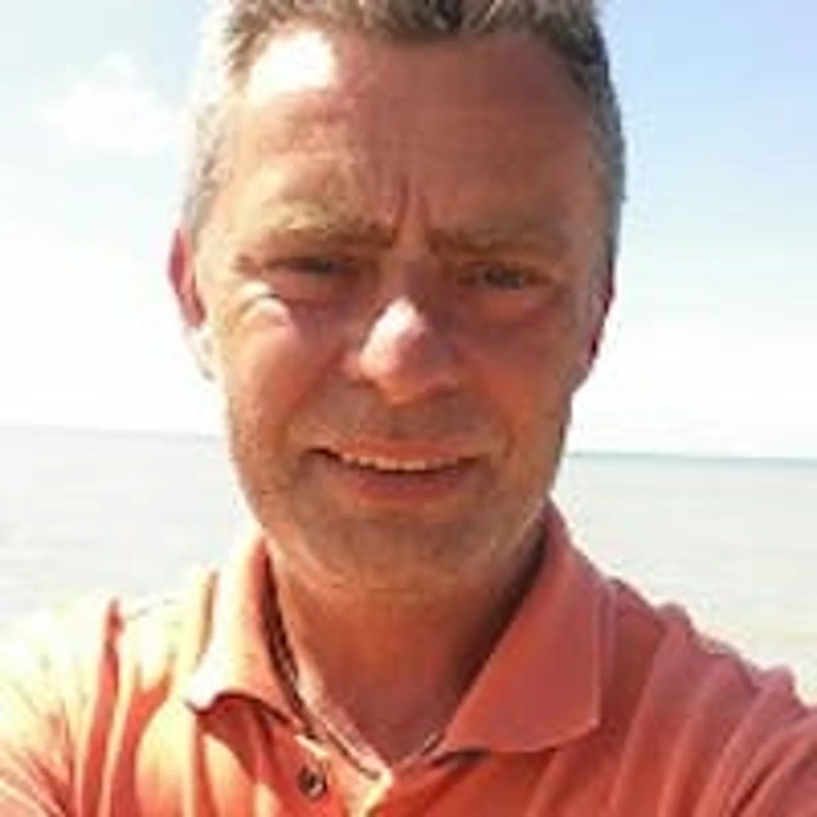 MONEY³ Mentoring – Coaching fürs Geld-Mindset von Daniel Weinstock 14 Mann mittleren Alters lächelt am Strand vor Meer