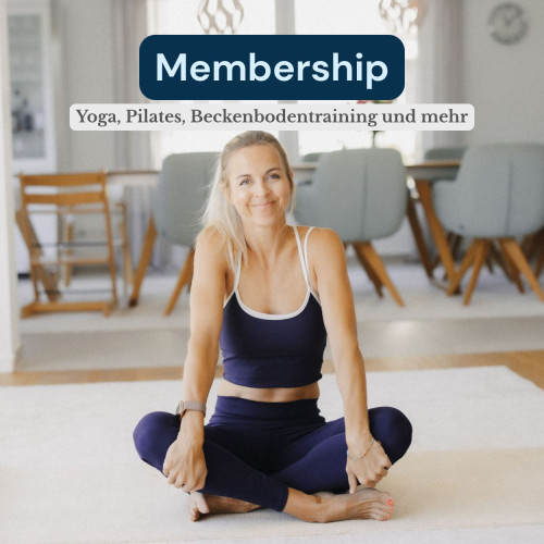 Blonde Frau in sportlicher Kleidung sitzt auf Matte im hellen Trainingsraum, Text: Membership, Yoga, Pilates, Beckenbodentrai