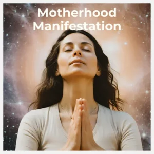 Motherhood Manifestation Cover mit meditativer Frau, Hände in Gebetsposition, goldener Licht-Effekt