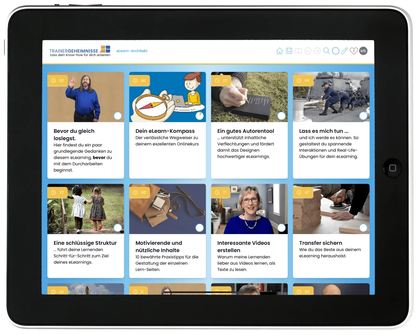 Tablet mit LMS MotiLern Interface, blaues E-Learning-Dashboard mit Video-Kursen und Lektionen