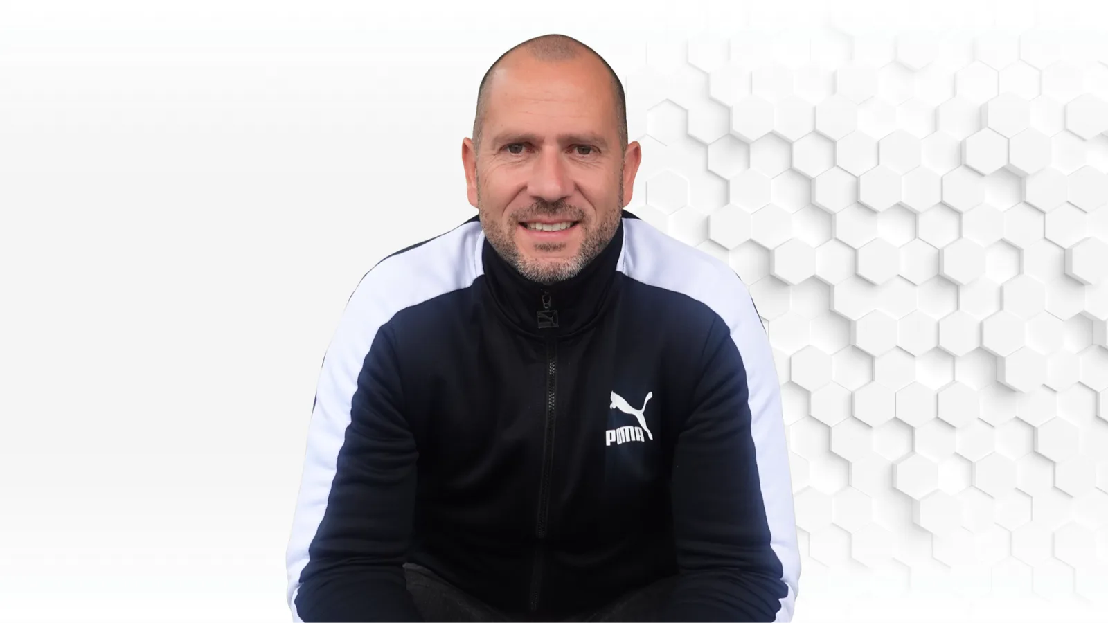 Porträtfoto von Christian Pflug in Sportbekleidung lächelnd