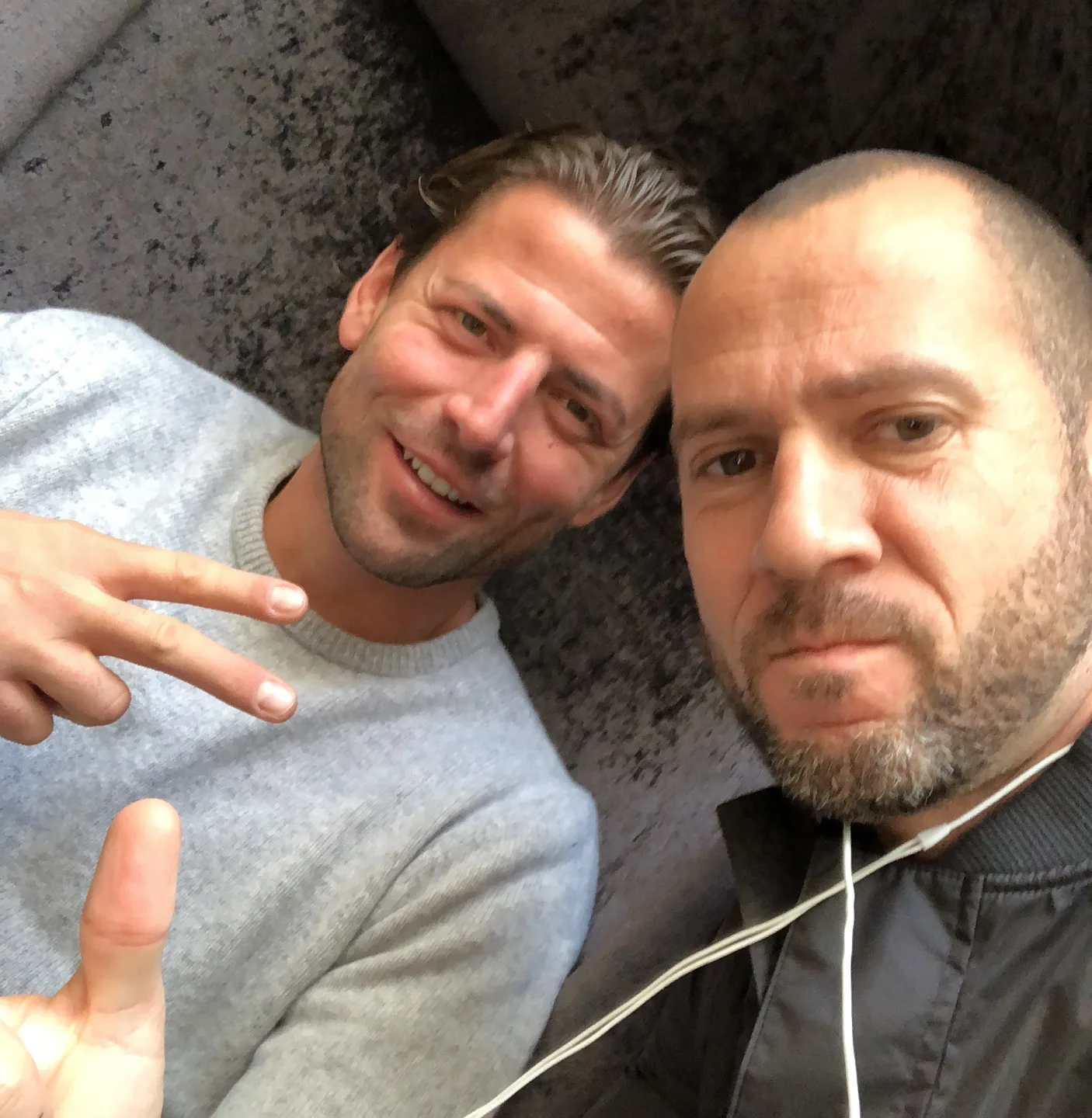 Zwei Männer Nahaufnahme Selfie-Stil mit unebenem Hintergrund