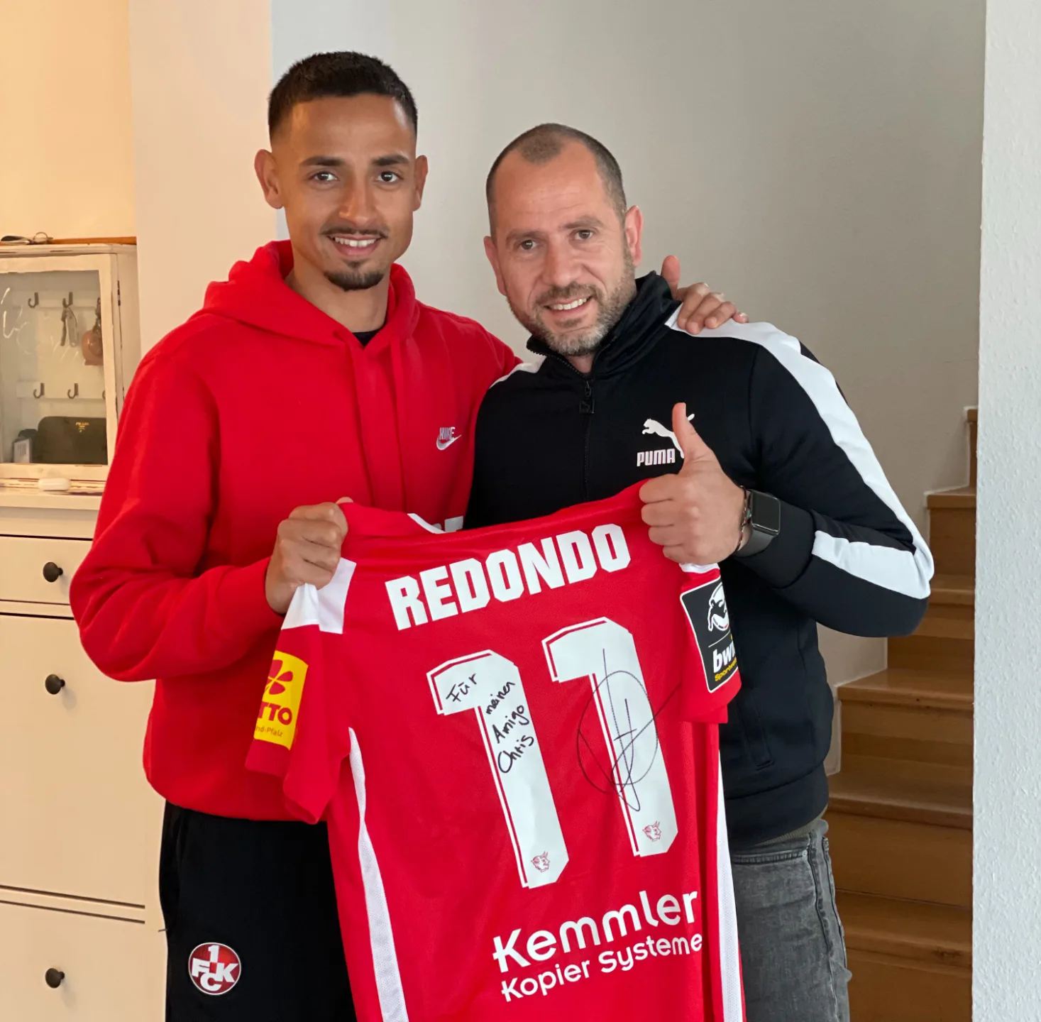 Christian Pflug mit Fußballspieler vor rotes Trikot mit REDONDO