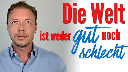 Andreas Nothing Porträt in hellblauem Hemd mit Text "Die Welt ist weder gut noch schlecht"
