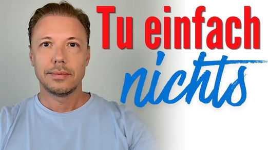 Andreas Nothing Porträt in hellblauem T-Shirt mit Text "Tu einfach nichts"