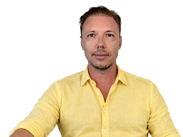 Andreas Nothing Porträt in gelbem Leinenhemd vor weißem Hintergrund