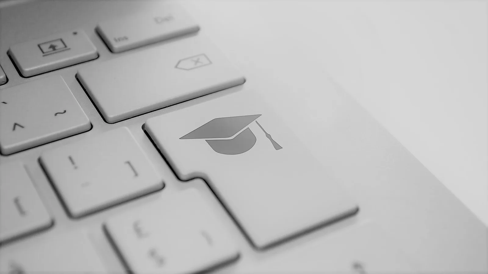 Studentin beim Lernen mit Notizbuch