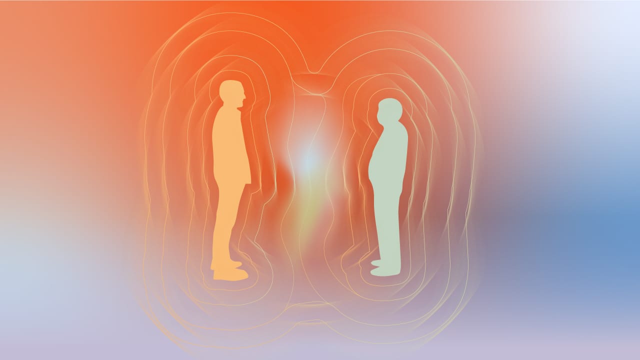 Zwei menschliche Silhouetten in warmen Farben mit konzentrischen Ringen und Energiestrahlen dazwischen