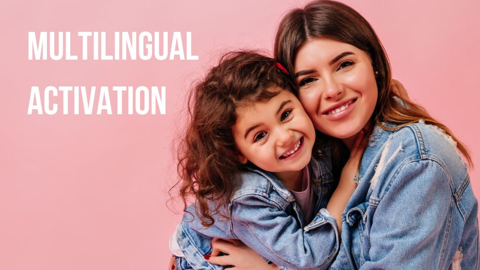 Mutter und Tochter umarmt auf rosa Hintergrund mit weißem Text Multilingual Activation