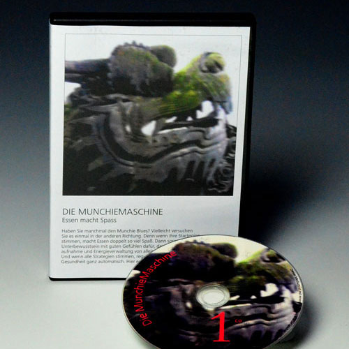 Munchie-Maschine Produktfoto mit Drachen-Statue und Audio-CD in Kunstoff-Case