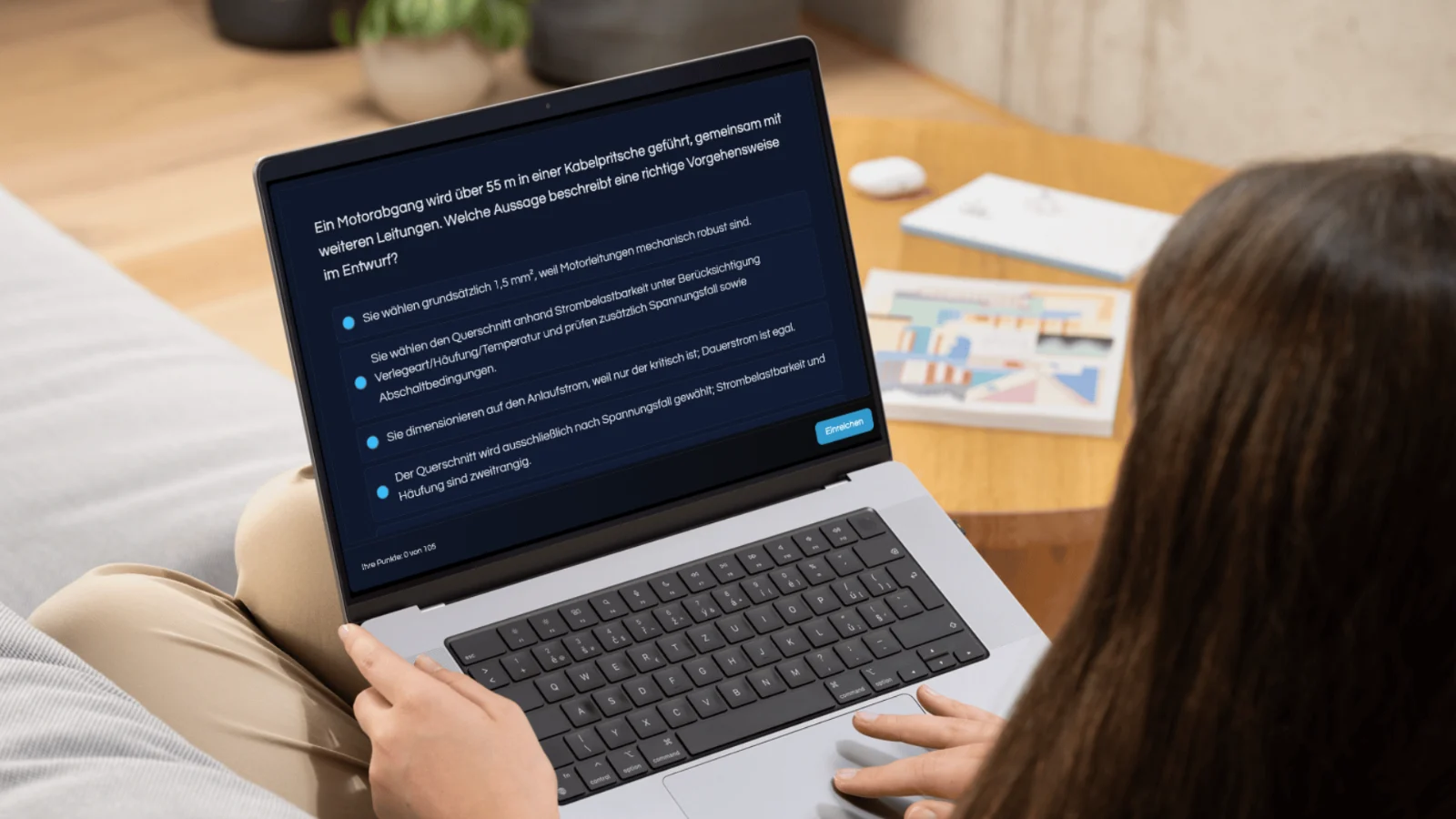 Person sitzt mit Laptop und bearbeitet Multiple-Choice-Prüfungsfragen zum Motorabgang auf dunklem Hintergrund