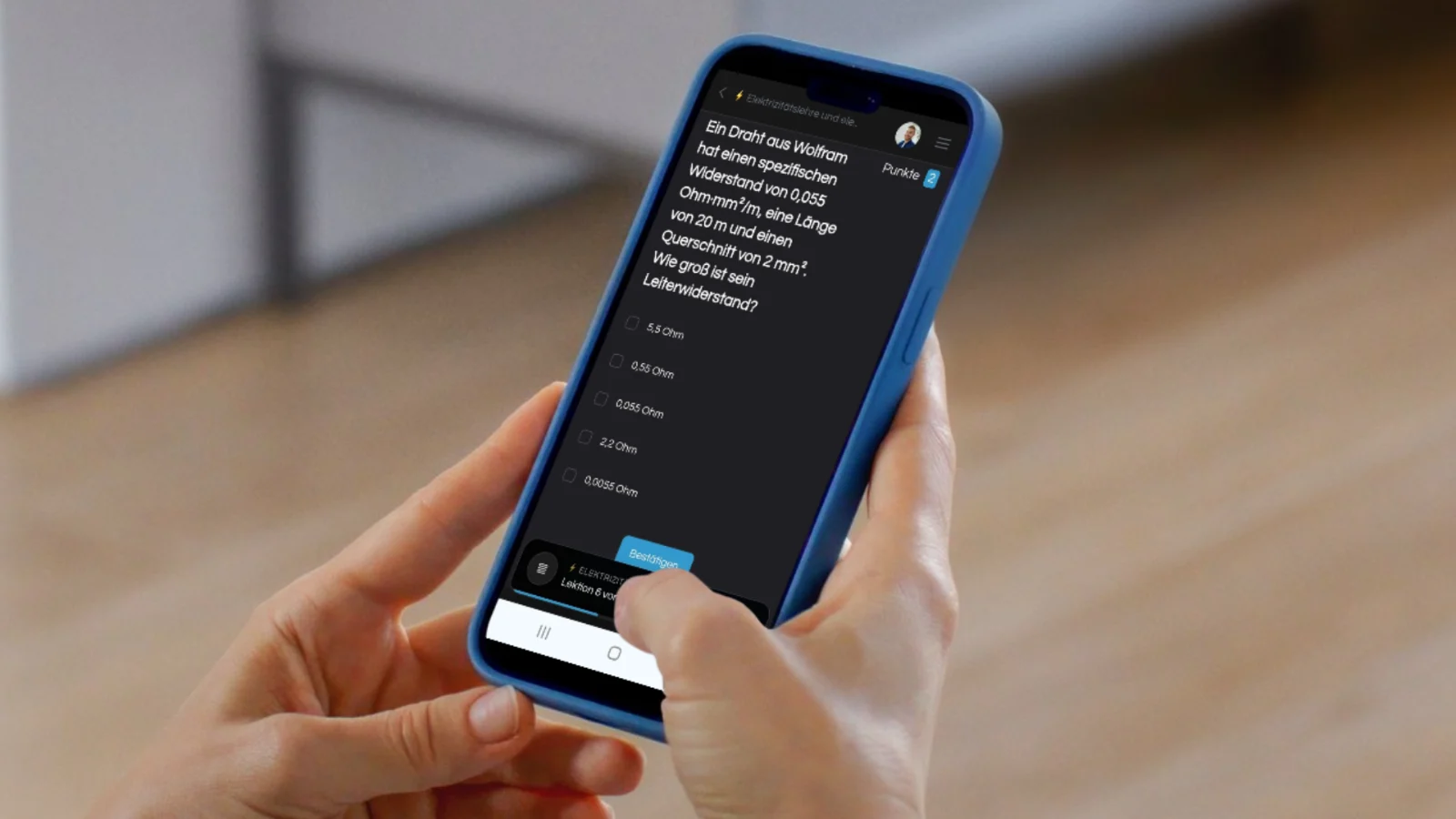 Wissenscheck-Quiz auf Smartphone mit Multiple-Choice-Fragen zu Woltram-Draht und Leiterwiderstand
